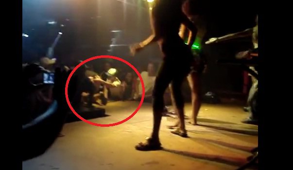 Imagem Vídeo: homens tentam estuprar mulher  que dança em palco de baile funk