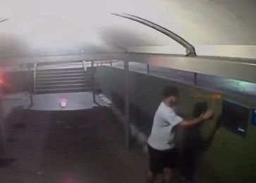 Imagem Prefeitura flagra jovem pichando passarela da Tancredo Neves