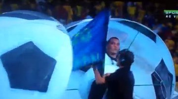 Imagem Vídeo: figurantes fazem protesto na cerimônia de encerramento das Confederações