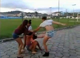 Imagem Mulher é espancada e tem roupa arrancada durante briga. Assista
