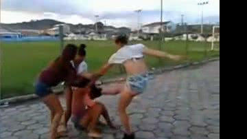 Imagem Mulher é espancada e tem roupa arrancada durante briga. Assista