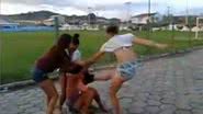 Imagem Mulher é espancada e tem roupa arrancada durante briga. Assista