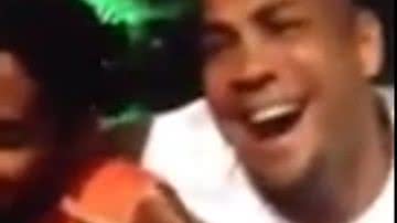 Imagem Vídeo: Souza esquece o futebol e cai no pagode