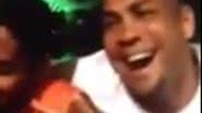 Imagem Vídeo: Souza esquece o futebol e cai no pagode