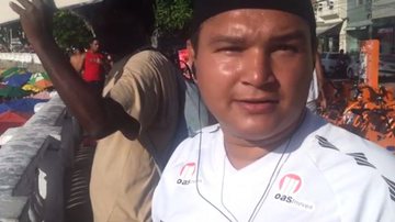 Imagem Vídeo: torcedor do Bahia diz que veste camisa do Vitória para atrair mulherada