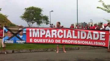 Imagem Torcida do Vitória protesta contra jornalistas do esporte baiano