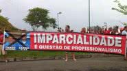 Imagem Torcida do Vitória protesta contra jornalistas do esporte baiano