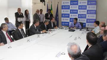 Imagem ACM Neto assina contrato com consórcios; passagem será reajustada em 2015
