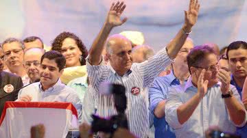 Imagem PT tenta barrar imagem de ACM Neto ao lado de Souto e Geddel 
