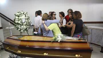Imagem Corpo de servidora da UFBA morta no Costa Azul é velado no Jardim da Saudade