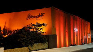 Imagem Restaurante Amado e Igreja no Rio Vermelho ganham iluminação laranja