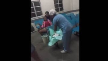 Imagem Vídeo: jovem dá à luz na recepção de hospital e criança morre na Bahia