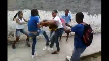 Imagem Vídeo: aluna é espancada por outra no meio da rua