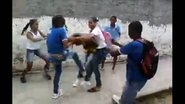 Imagem Vídeo: aluna é espancada por outra no meio da rua