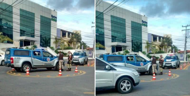 Imagem Colégio Sartre conta com viaturas da PM na porta