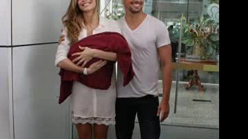 Imagem Cauã Reymond e Grazi Massafera deixam maternidade