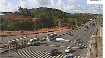 Imagem Carreta quebrada congestiona Largo do Tanque