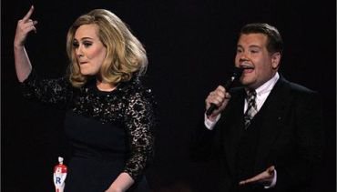 Imagem Adele mostra o dedo do meio em entrega de prêmio