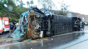 Imagem Ônibus de turismo vira e deixa um morto em Itapebi