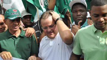 Imagem Geddel ‘pega ar’ com manifestante petista: “vá tomar no ...”