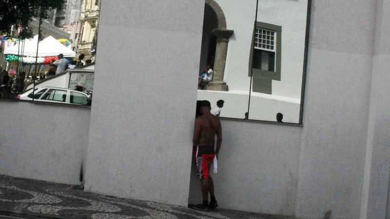 Imagem Homem escolhe parede da Câmara para 'tirar água do joelho'