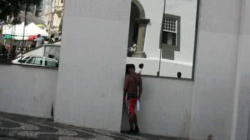 Imagem Homem escolhe parede da Câmara para 'tirar água do joelho'