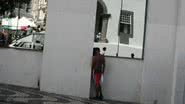 Imagem Homem escolhe parede da Câmara para 'tirar água do joelho'
