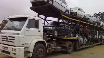 Imagem Polícia apreende carreta que transportava carros roubados