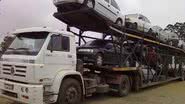 Imagem Polícia apreende carreta que transportava carros roubados