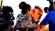 Imagem Ator rouba beijo de Aline Rosa no trio