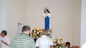 Imagem Fiéis participam de missa em memória de Irmã Dulce