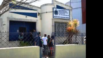Imagem Estudantes param em delegacia após brigar em escola
