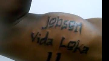 Imagem Jobson apronta mais uma e faz tatuagem com mensagem curiosa no braço
