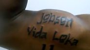Imagem Jobson apronta mais uma e faz tatuagem com mensagem curiosa no braço