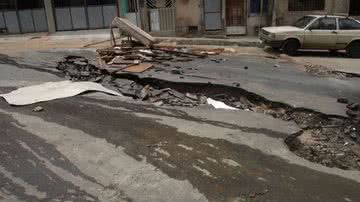 Imagem Denúncia: cratera prejudica rotina de moradores