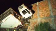 Imagem Caminhão de lixo invade casa em Feira de Santana