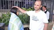 Imagem Fã acampa em frente ao prédio de Ivete