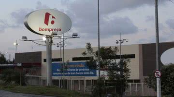 Imagem Trio arromba caixa eletrônico do Bompreço