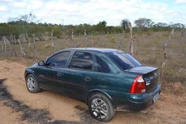 Imagem Corpo é encontrado dentro do carro com requintes de crueldades