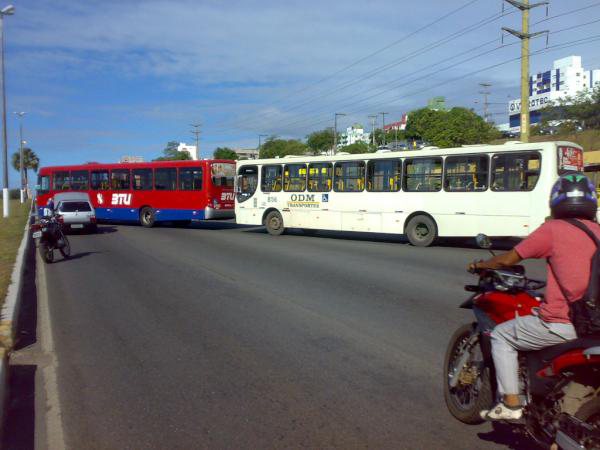 Imagem Manifestantes atravessam ônibus na Boca do Rio