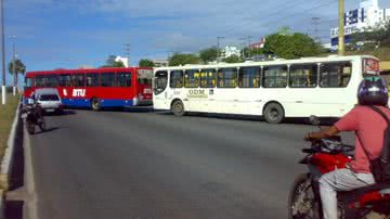 Imagem Manifestantes atravessam ônibus na Boca do Rio