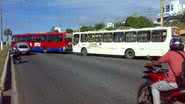 Imagem Manifestantes atravessam ônibus na Boca do Rio