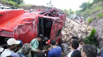Imagem Duas pessoas morrem em acidente na BR 101