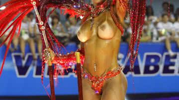 Imagem Valesca Popozuda termina o desfile com os peitos de fora