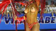 Imagem Valesca Popozuda termina o desfile com os peitos de fora