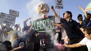 Imagem Manifestantes queimam boneco de Ricardo Teixeira