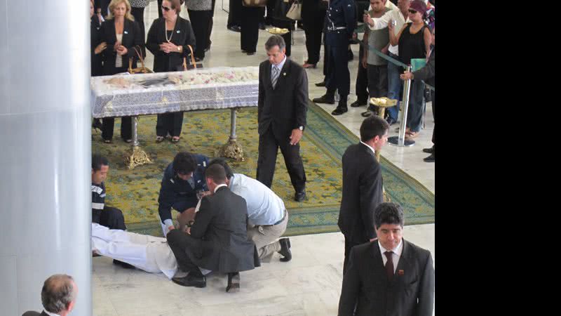 Imagem Cadete desmaia durante velório de Alencar