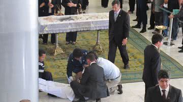 Imagem Cadete desmaia durante velório de Alencar