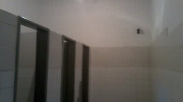 Imagem Câmeras instaladas em banheiro de escola revoltam alunos