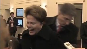 Imagem Barra cai e atinge Dilma no pé durante entrevista